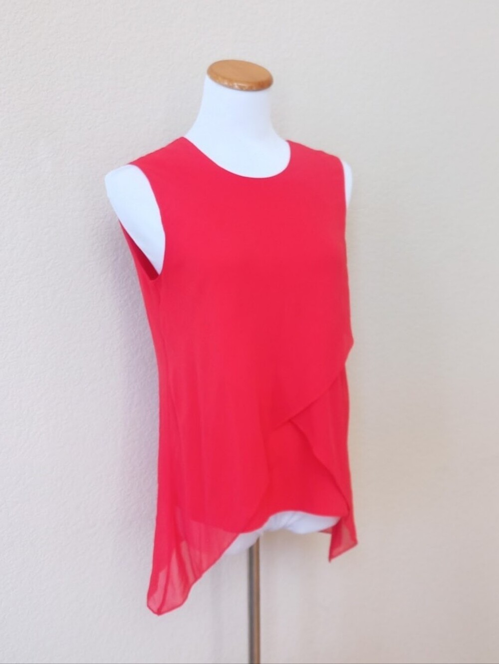 🤍 BCBGMaxAzria red silk asymmetrical blouse - Picture 6 of 9